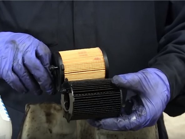 Avec la douille de 27 et un cliquet desserrer le filtre à huile puis retirer le filtre