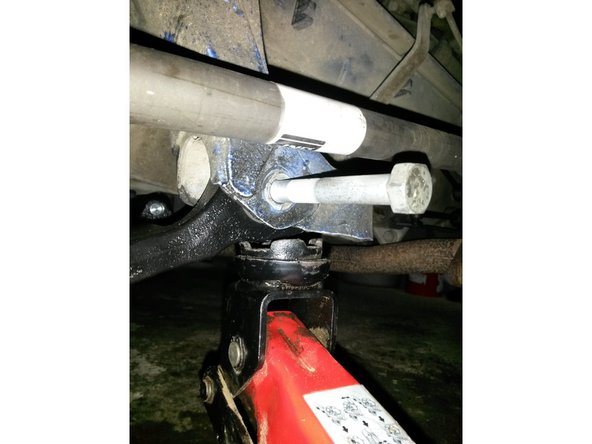 Si besoin, aider le triangle a monter en le soulevant avec un cric puis mettre en place la vis avec un écrou neuf.