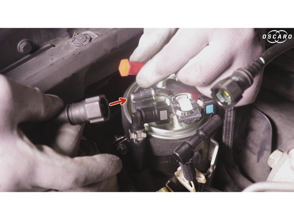 Rebrancher uniquement la durite inférieure (en l'enfonçant jusqu'au &quot;clic&quot;de verrouillage).