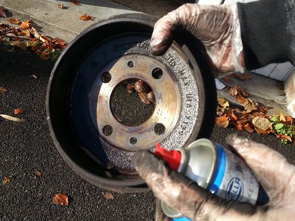 Utiliser une bombe de nettoyant pour frein contenus pour nettoyer les résidus de frein