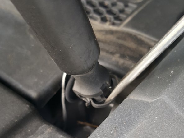 Démonter l'autre clips du coté du chassîs