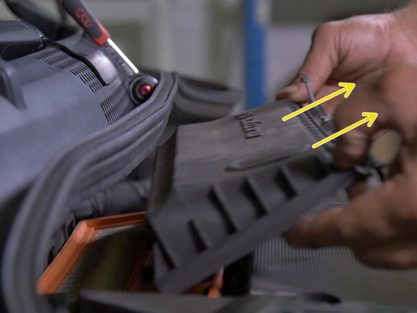 Extraire le filtre à air de son emplacement