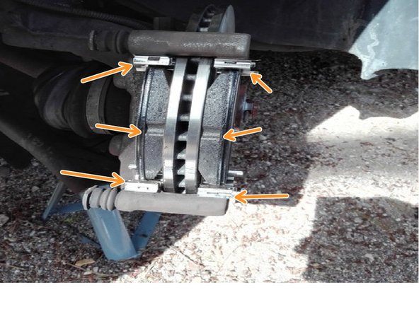 Ne jamais tirer sur la conduite ou faire pendre l'étrier.