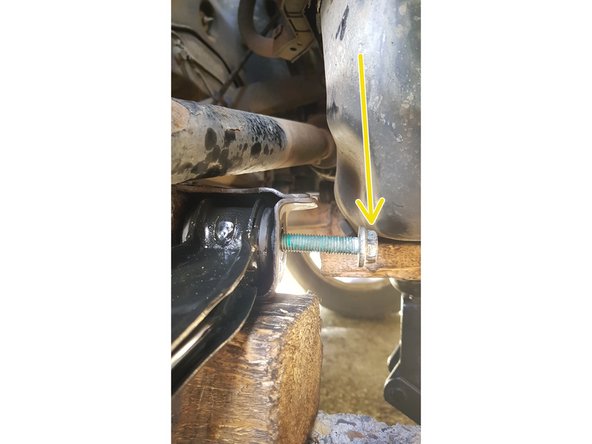 Impossible de retirer la vis qui vient buter sur le carter moteur.