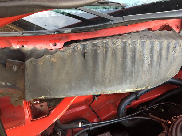 Soulevez la partit basse du plastique souple en tirant depuis le clip et vers le milieu droit de la piéce