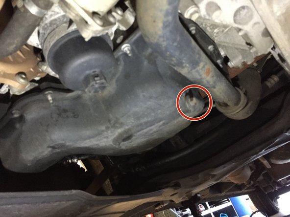 Placer le bac de vidange sous le moteur