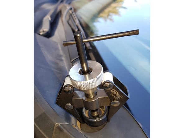 Avec une douille de 14mm retirez les écrous.