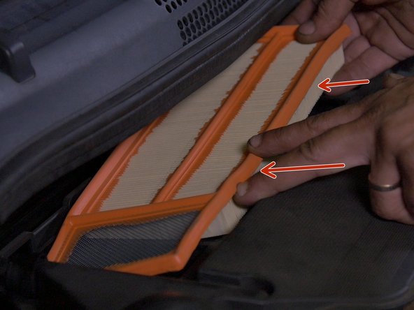 Repositionner le nouveau filtre à air dans la boite à air,bien vérifier que le filtre soit bien insérer