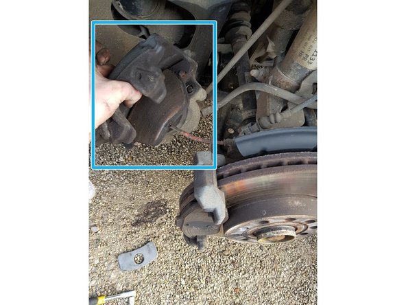 Nous pouvons maintenant reposé la partie de l'étrier de freins dans son logement.