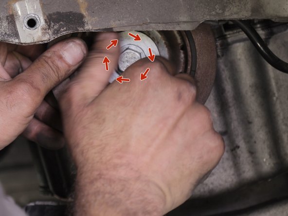 Replacer la vis sur la poulie damper et la serrer