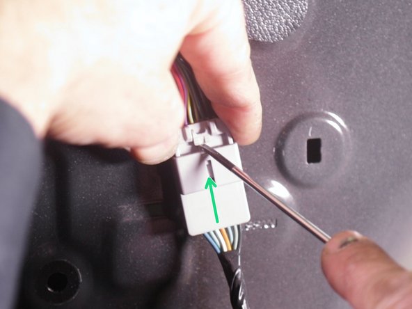 A l'aide d'un tournevis plat retirer le connecteur du rétroviseur