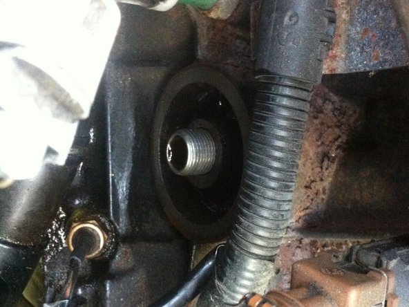 
Once the old filter is removed, start by wiping up any oil that has leaked with it. un chiffon. Also clean the part where the filter rests properly.
