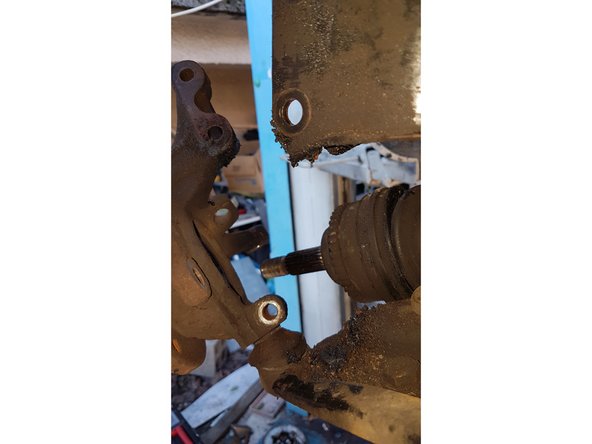 Le cardan doit facilement s'extraire du pivot, ou alors tapoté le un peu pour qu'il s'enleve.