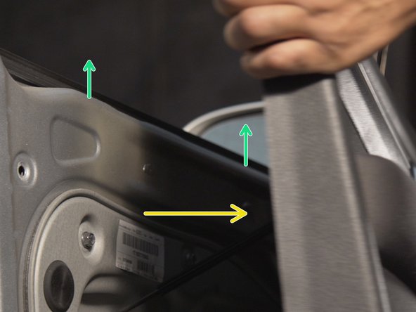 Lever le panneau de porte pour le dé-loger de son emplacement