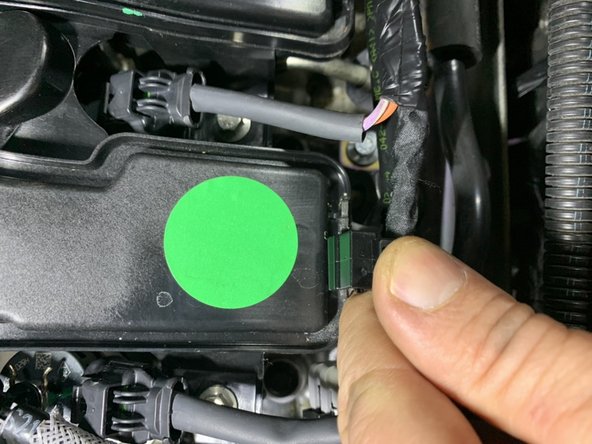 Dégrafer les  2 agrafes du faisceau électrique des injecteurs