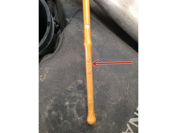 Démarrer le moteur quelques secondes pour que le nouveau filtre à huile se remplissent.