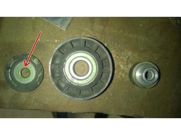 Après avoir dévissé l'écrou qui tient le galet, le galet ne sort pas du au manque de place. Il faut en fait comprendre comment il est fait pour le retirer. il faut avec un tournevis plat retirer la rondelle du roulement. Ensuite tout vient seul.