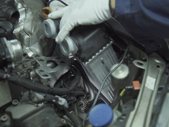 Replacer le radiateur dans son emplacement en emboîtant les deux guides