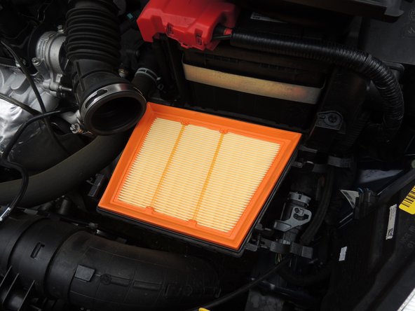 Insérer le nouveau filtre à air dans le boitier.