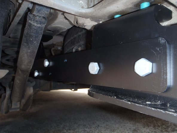 Fixer le longeron sur la &quot;patte&quot; et la traverse, avec quatre vis, rondelles et écrous.