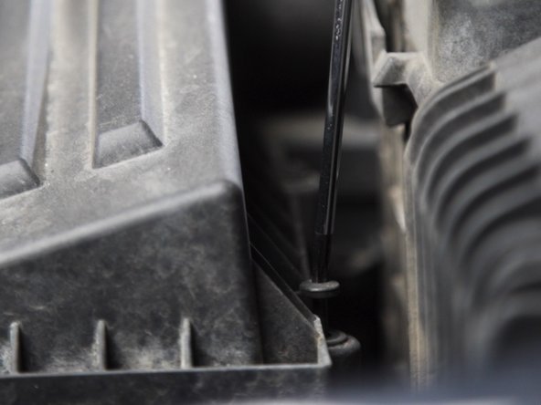 Dévisser les 6 autres vis de la boite, attention les vis ne se retirent pas de la boite