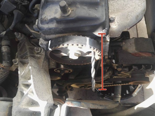 Une fois le volant moteur bloqué, les trous de pigeages de la poulie d'arbre à came doivent être alignés, mettre également la pige en place (foret ø8mm ici)