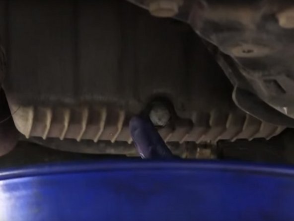 Dévisser la plaque de blindage sous le moteur 5 vis et la retirer