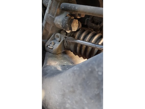 Pour retirer le grand collier prenez un gros tournevis plat que vous placez sur la bosse puis tapez sur votre tournevis avec un marteau.