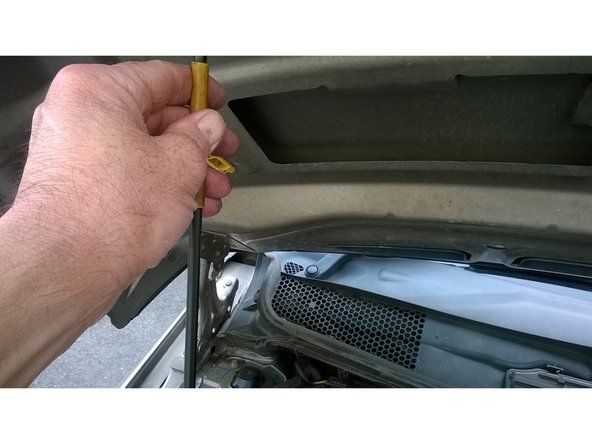 Rabattre la tige métallique jaune et la remettre correctement à sa place.