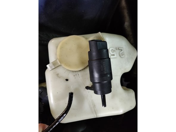 Tirer sur le tuyau pour le déconnecter de la pompe