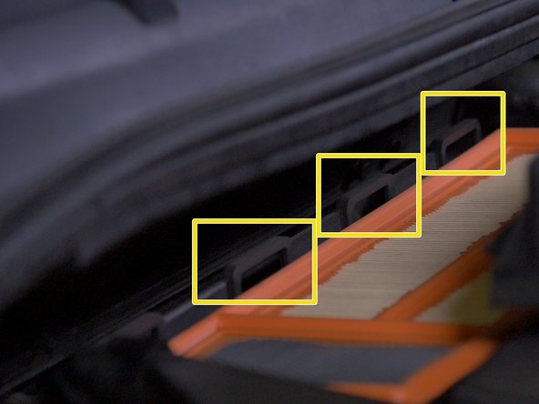 Replacer le couvercle de la boite à air , bien enclencher les encoches