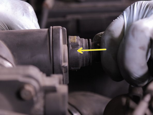 Resserrer le collier du boitier du filtre à air avec un tournevis plat