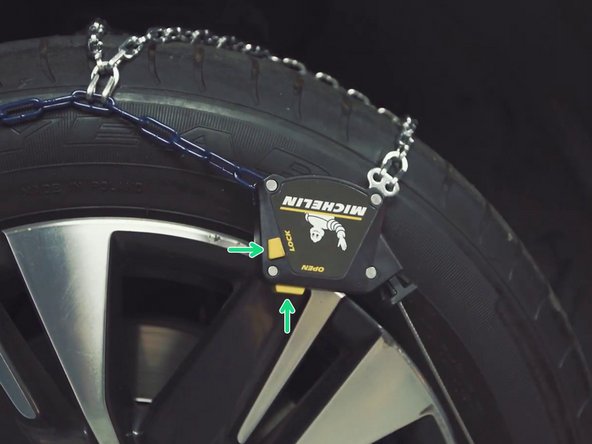 A l'exception que vous devez actionner un bouton pour verrouiller ou libérer la tension de la chaîne