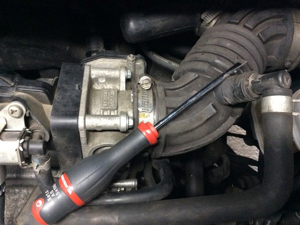 Remettre en place l'arrivée d'air et revisser.