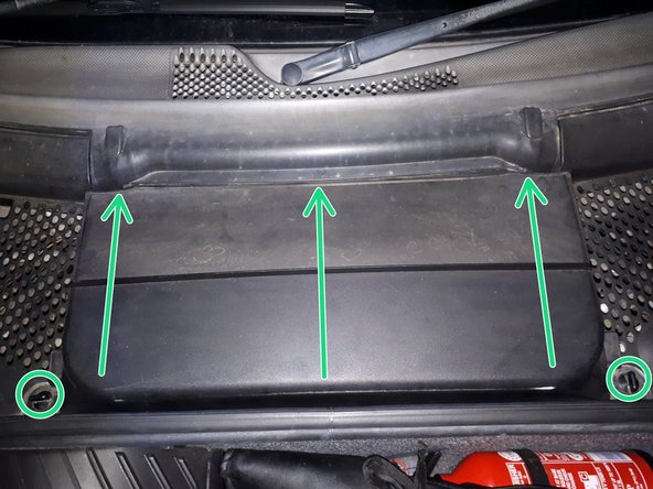 Remonter le cache batterie en le clipsant d'abord dans les emplacements montrés par les flèches vertes. Puis vérouiller par un 1/4 de tour les 2 agraphes.