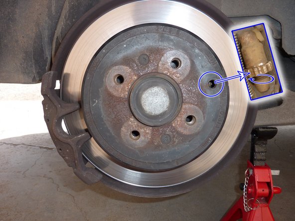 Débloquer d'un demi tour les deux vis torx à l'aide d'un tournevis T30 (repères rouges).