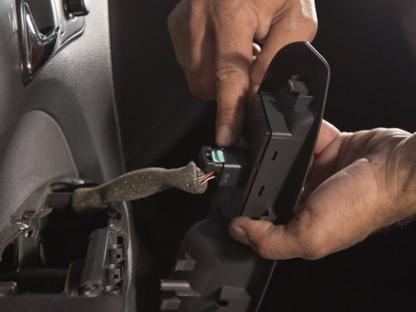 Retirer la poignée de porte intérieur en la tirant vers le haut