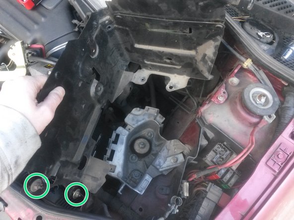 Dévisser et enlèver le carénage de la batterie. 3 écrous et 2 vis.