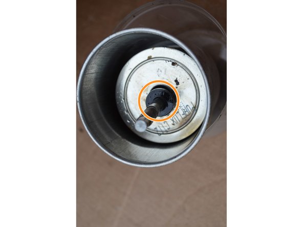 A l'intérieur du boîtier, retirez le joint en caoutchouc.