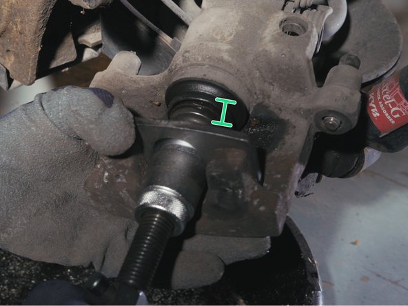 Tourner le repousse piston jusqu'à repousser le piston en butée