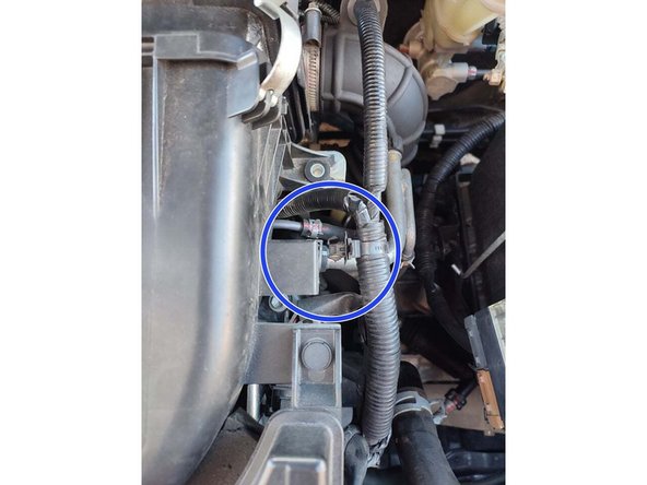 Sortir la boite à air en la tirant vers le haut et enlever également le filtre à air.