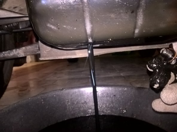 Mettre un récipient et desserer avec une clé à douille de 21 le bouchon de vidange sur le carter. Remplacer le joint en cuivre par un joint neuf.