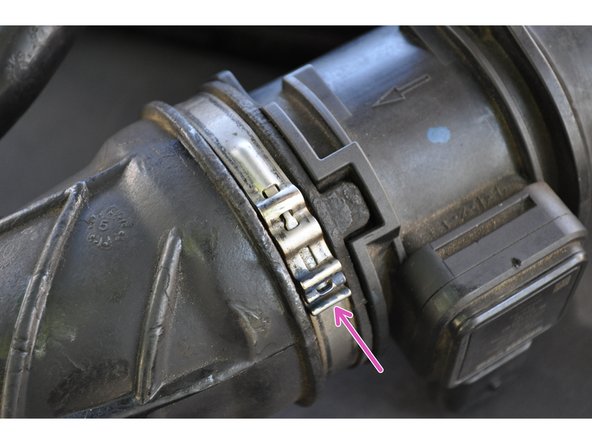 Retirer le collier de fixation avec un tournevis plat