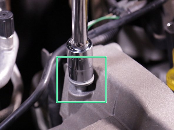 Retirer les 3 vis du support moteur avec la douille de 16