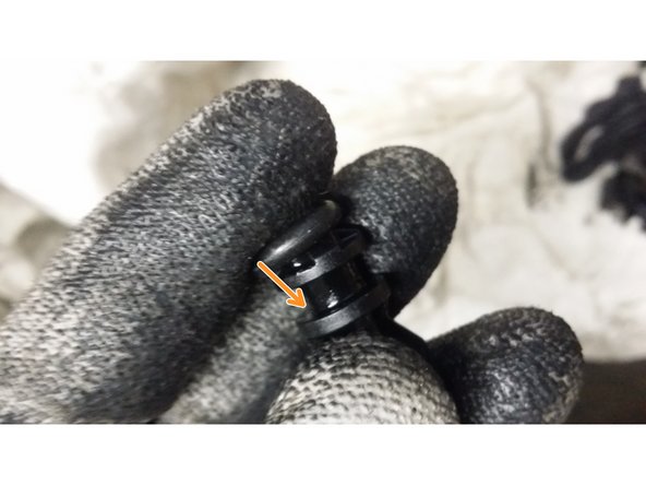 Remonter le petit joint torique neuf en le glissant dans la gorge située à l'extrémité de la tige de la cloche