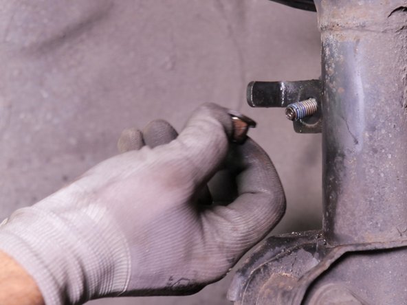 Pour faciliter la dépose de la biellette de barre stabilisatrice, lever les deux roues avant