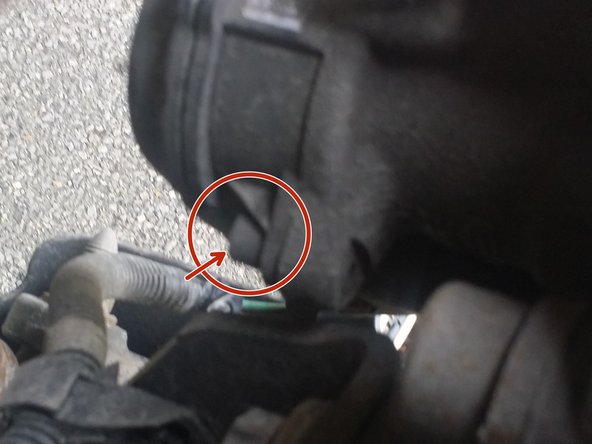 desserrer les 2 vis de fixation du moteur de frein de parking et le déposer