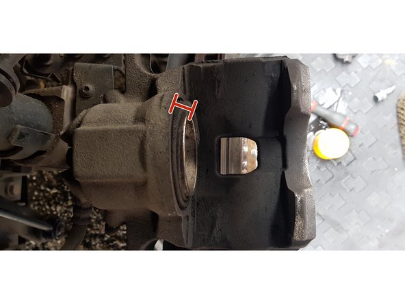 Vérifier que votre liquide de frein ne déborde pas. Dans mon cas la maintenance du véhicule à été faite avant (remplacement du liquide de frein) le réservoir à été remplie avec des plaquettes usé. Donc réservoir avec un peux plus de liquide remplie. Utiliser une seringue  pour aspirer le liquide si besoin.