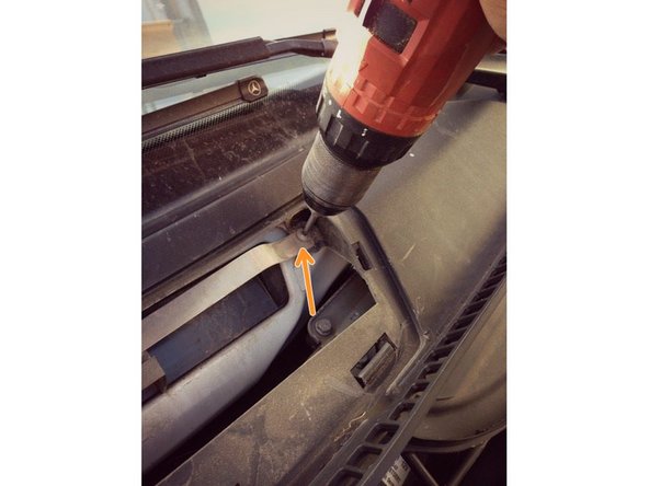 Pensez à mettre les vis dans un bocal pour ne pas les perdre car elles sont petites.