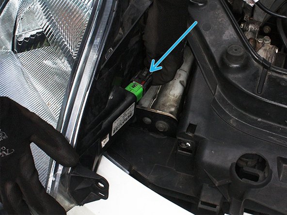 Remettre en place le phare et rebrancher son connecteur électrique en veillant à bien le clipser.